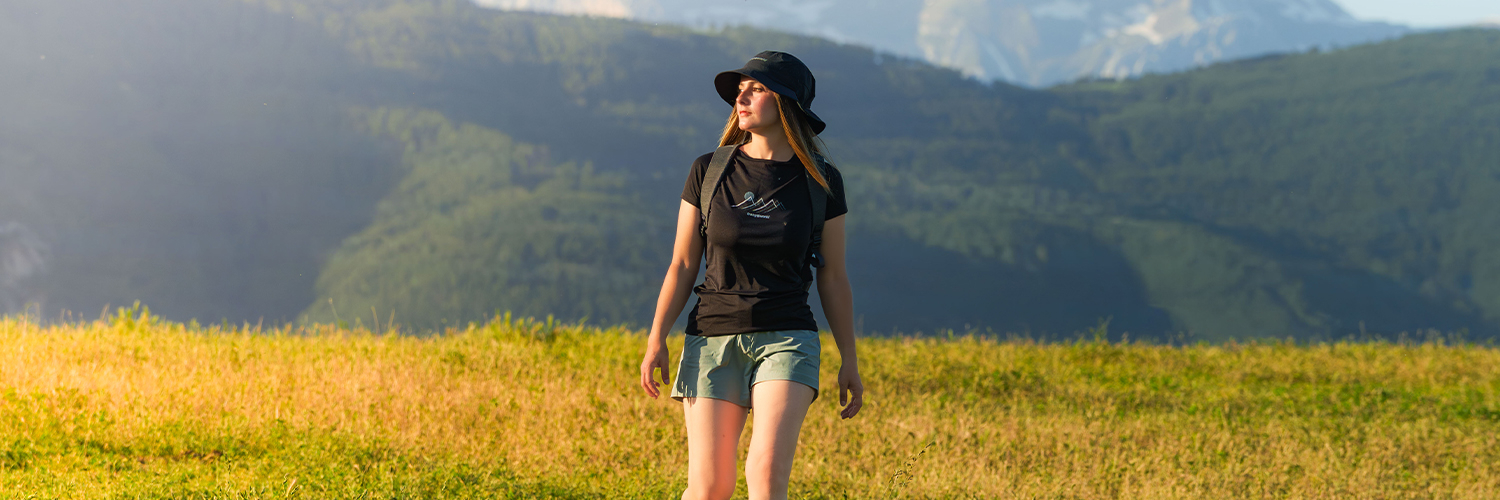 Senderista con ropa técnica de primavera Trangoworld en ambiente de montaña