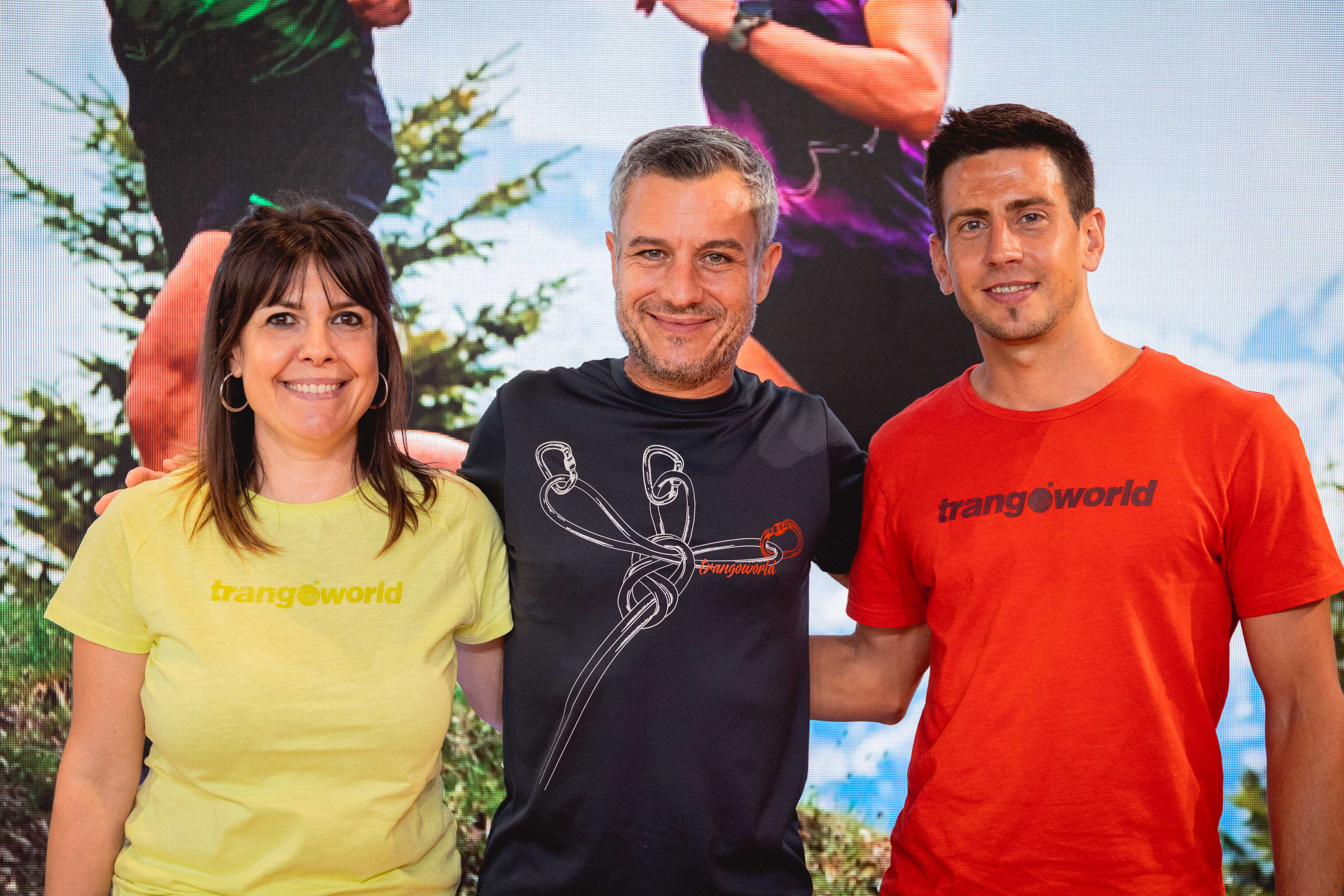 Ponentes de la charla posando y sonriendo con camisetas Trangoworld