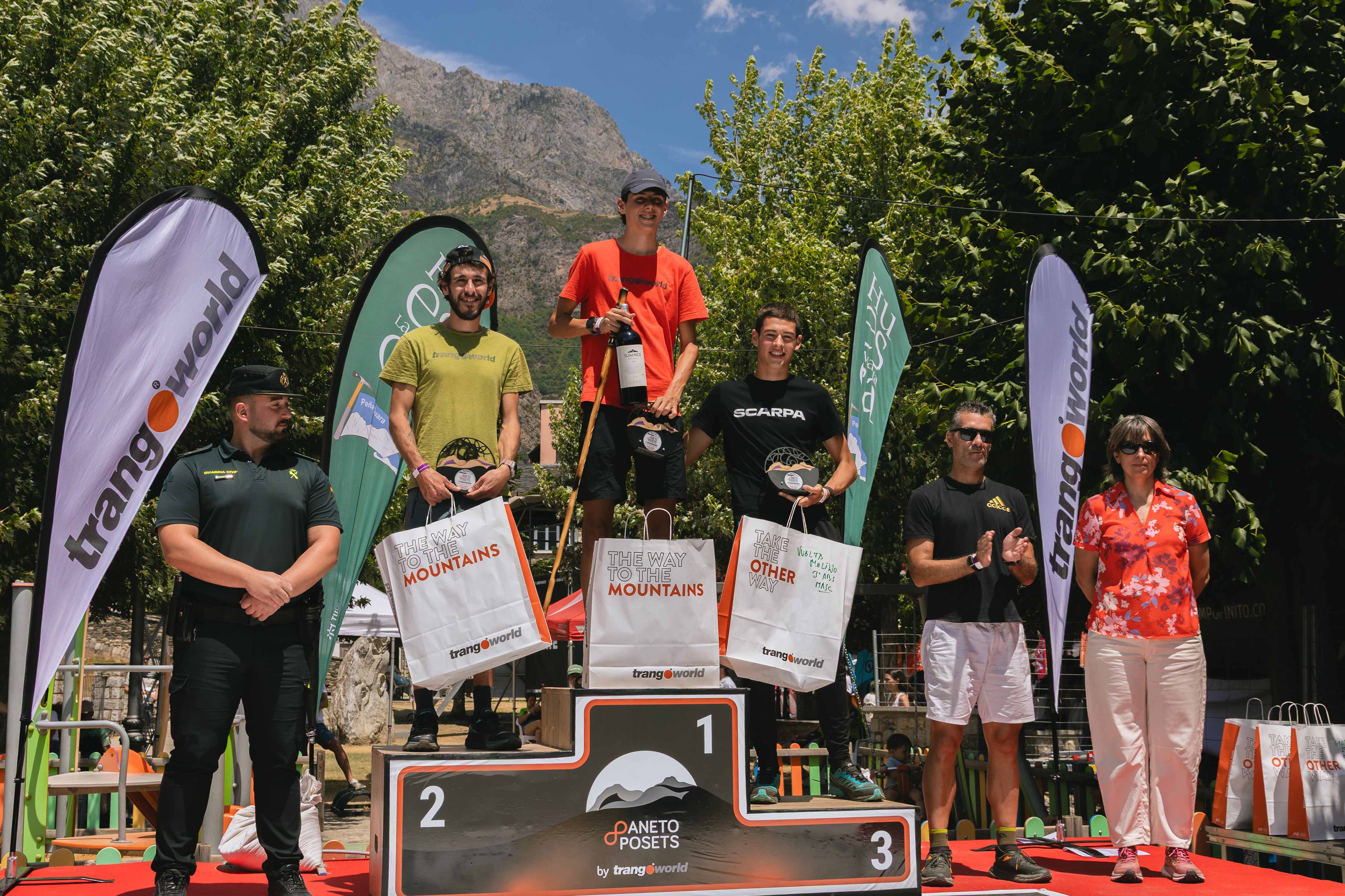 Podio de la Vuelta la Molino de Cerler Corredores en el podio de la Vuelta al Molino de Cerler