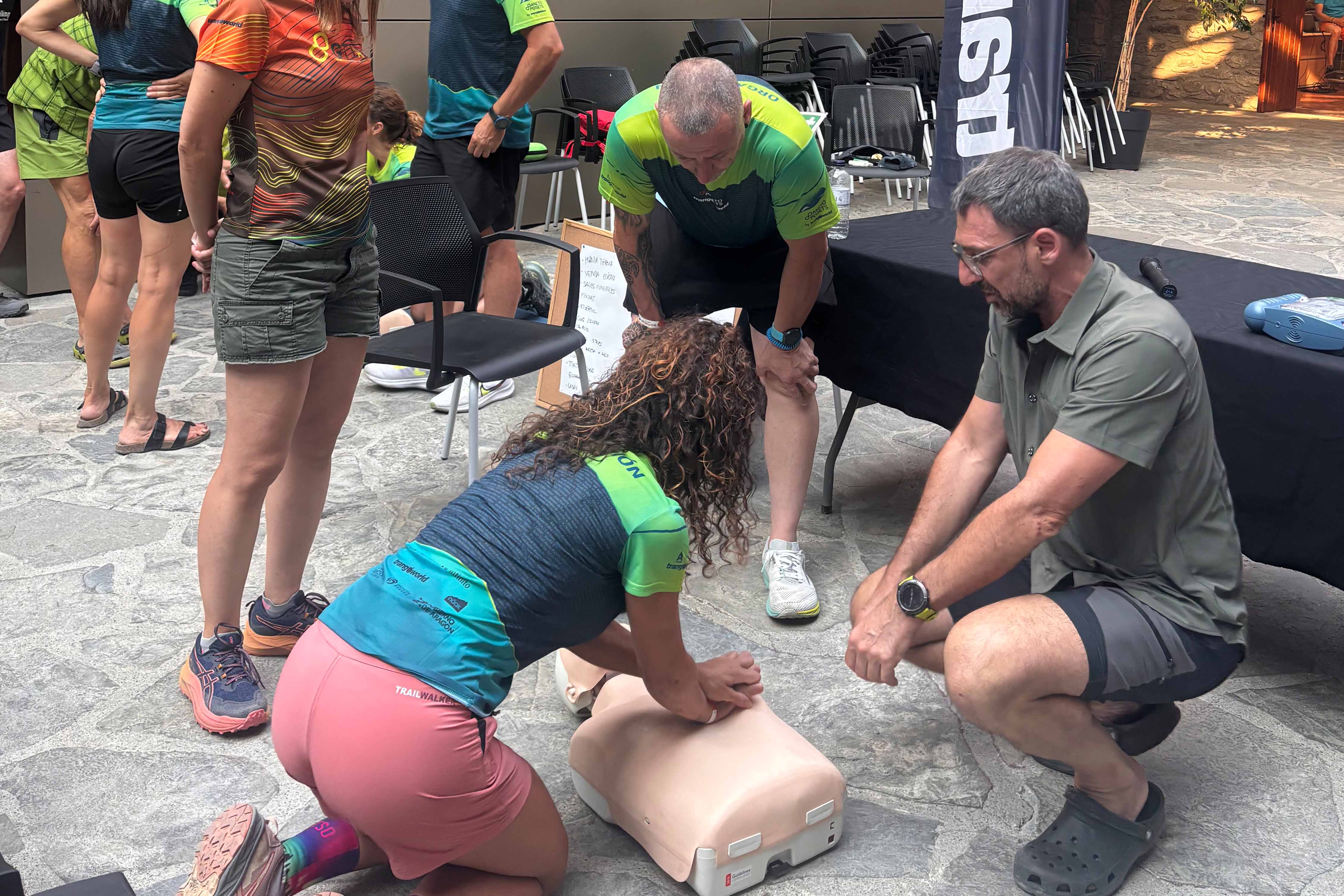 Práctica de RCP en un taller de seguridad en montaña Participantes practicando maniobras de RCP sobre un maniquí de entrenamiento