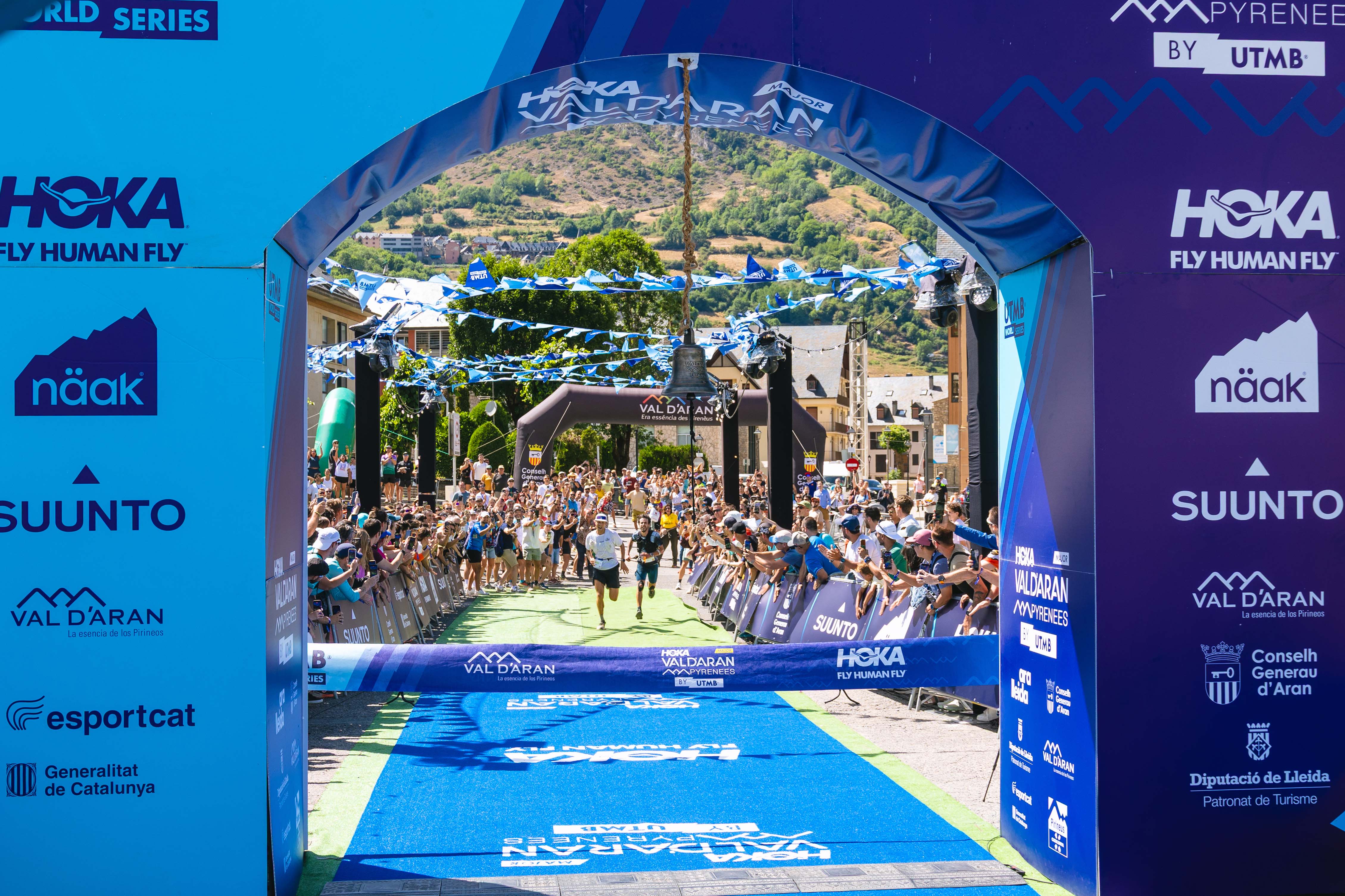Arco de meta de la carrera UTMB Val d'Aran Arco de meta de la UTMB Val d'Aran con corredores acercándose