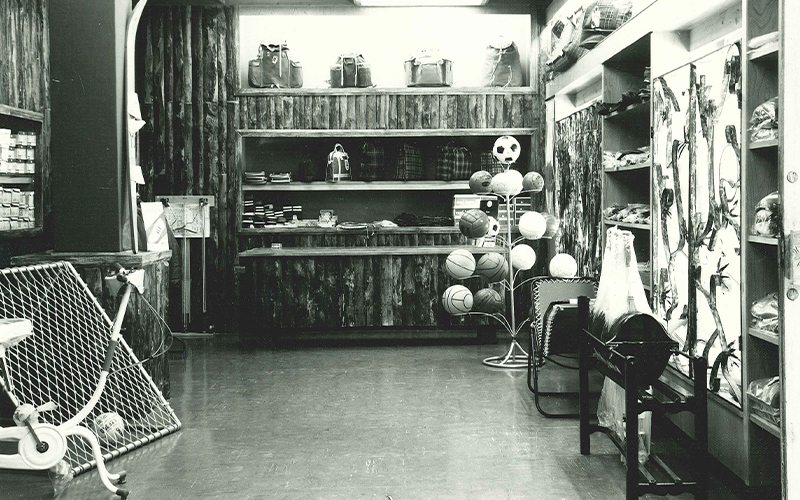 Intérieur de Casa Artiach avec articles de montagne et de camping, années 50