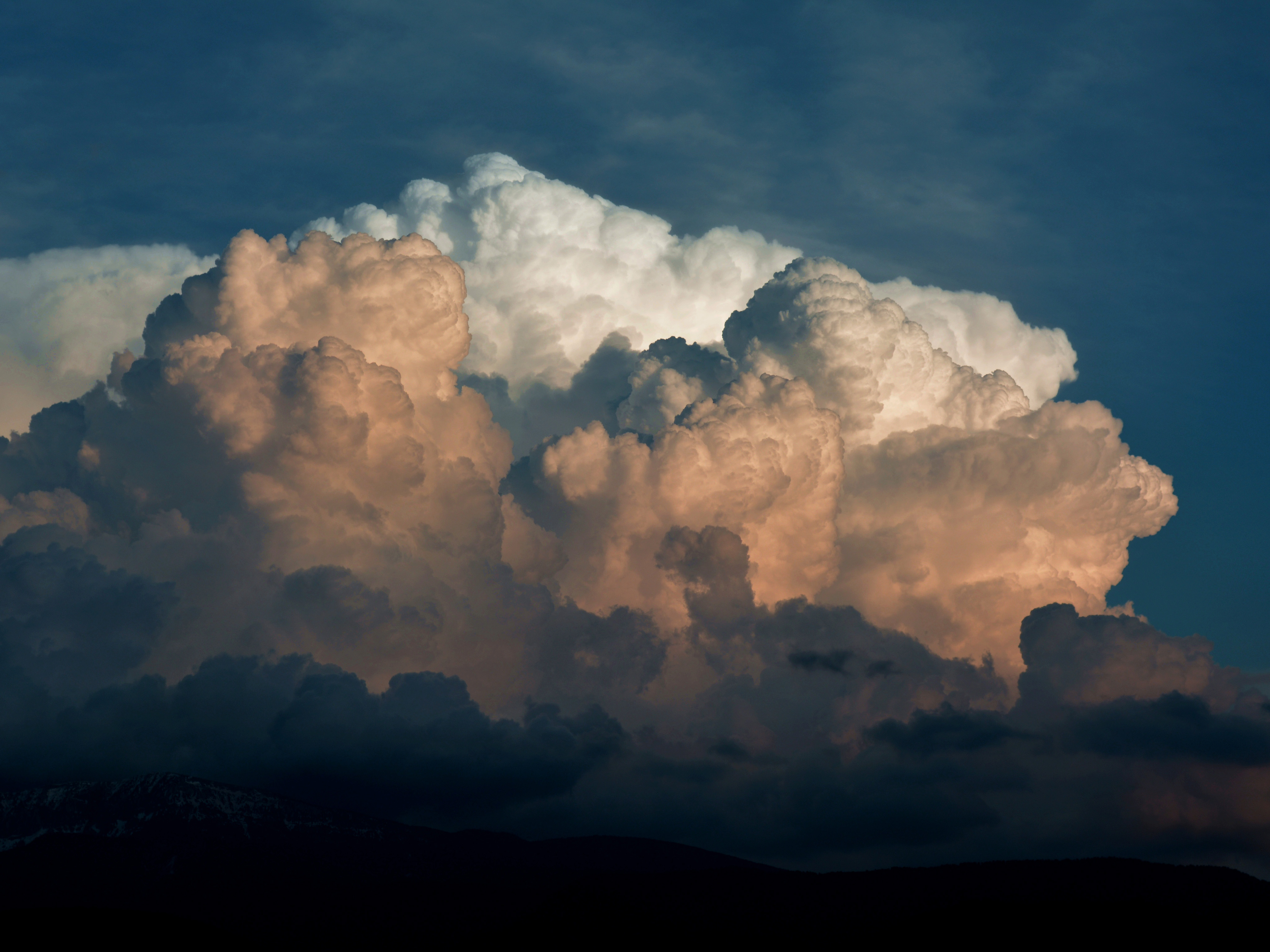 Nube de tormenta cumulonimbus iluminada al atardecer Imponente nube cumulonimbus iluminada por la luz del atardecer