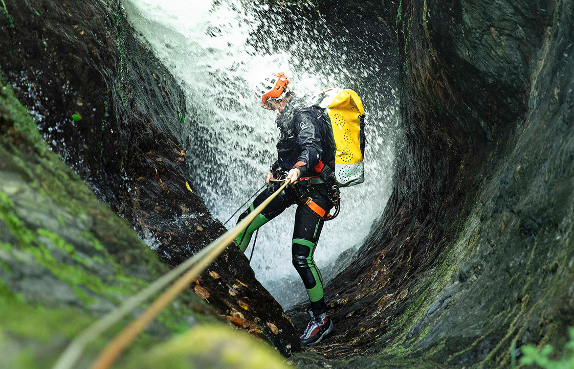 Tramo encajonado en el Gave du Yèse Barranquista en un estrecho encajonado con cascada durante el descenso del Gave du Yèse