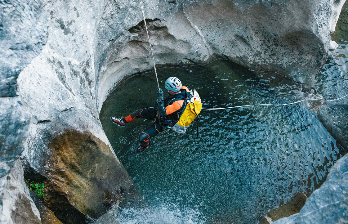 Tramo encajonado en el Gave du Yèse Barranquista en un estrecho encajonado con cascada durante el descenso del Gave du Yèse