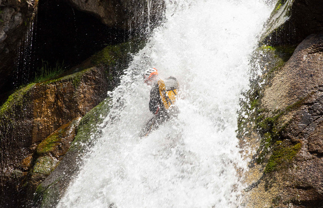Rappel en los Gorges del Freser Barranquista en rappel por una cascada en los Gorges del Freser