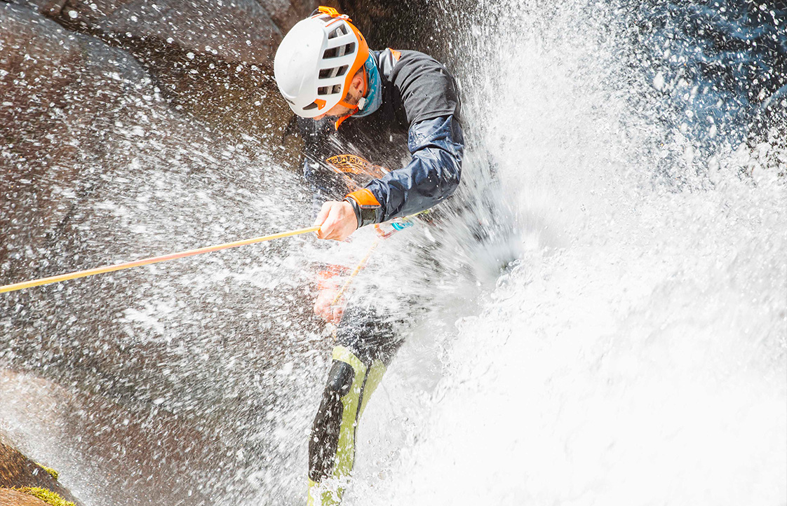 Rappel en los Gorges del Freser Barranquista en rappel por una cascada en los Gorges del Freser