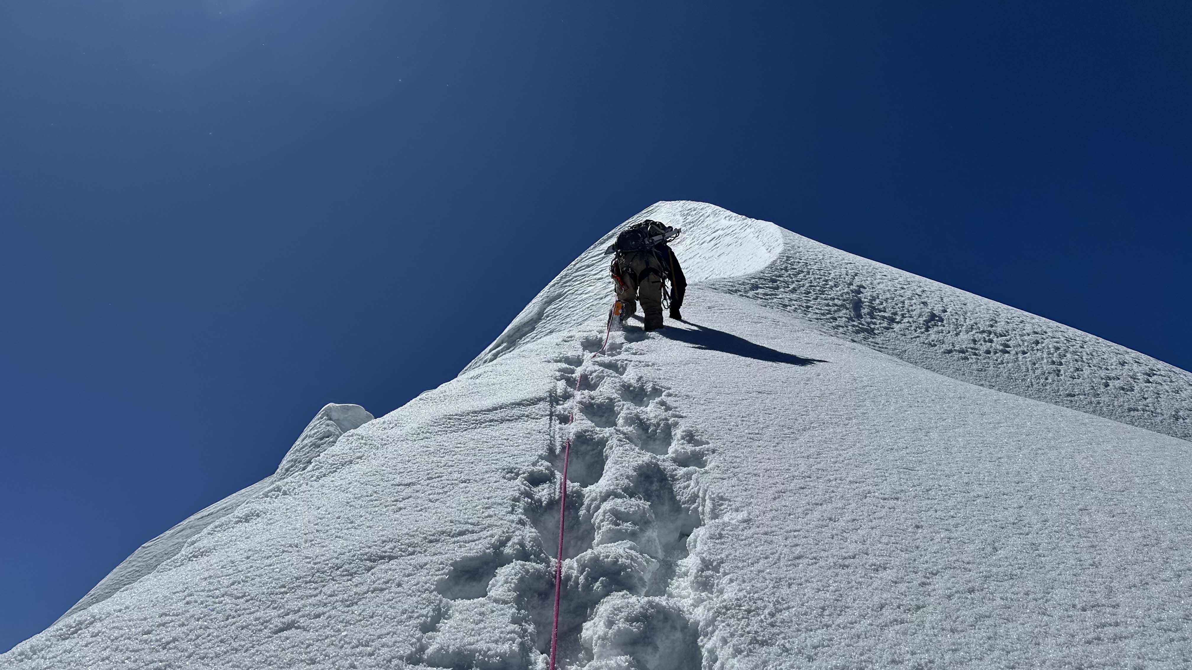 Juan Diego Amador en ascensión · Alta montaña · Trangoworld Juan Diego Amador ascendiendo por una arista de nieve aérea en una expedición de alta montaña