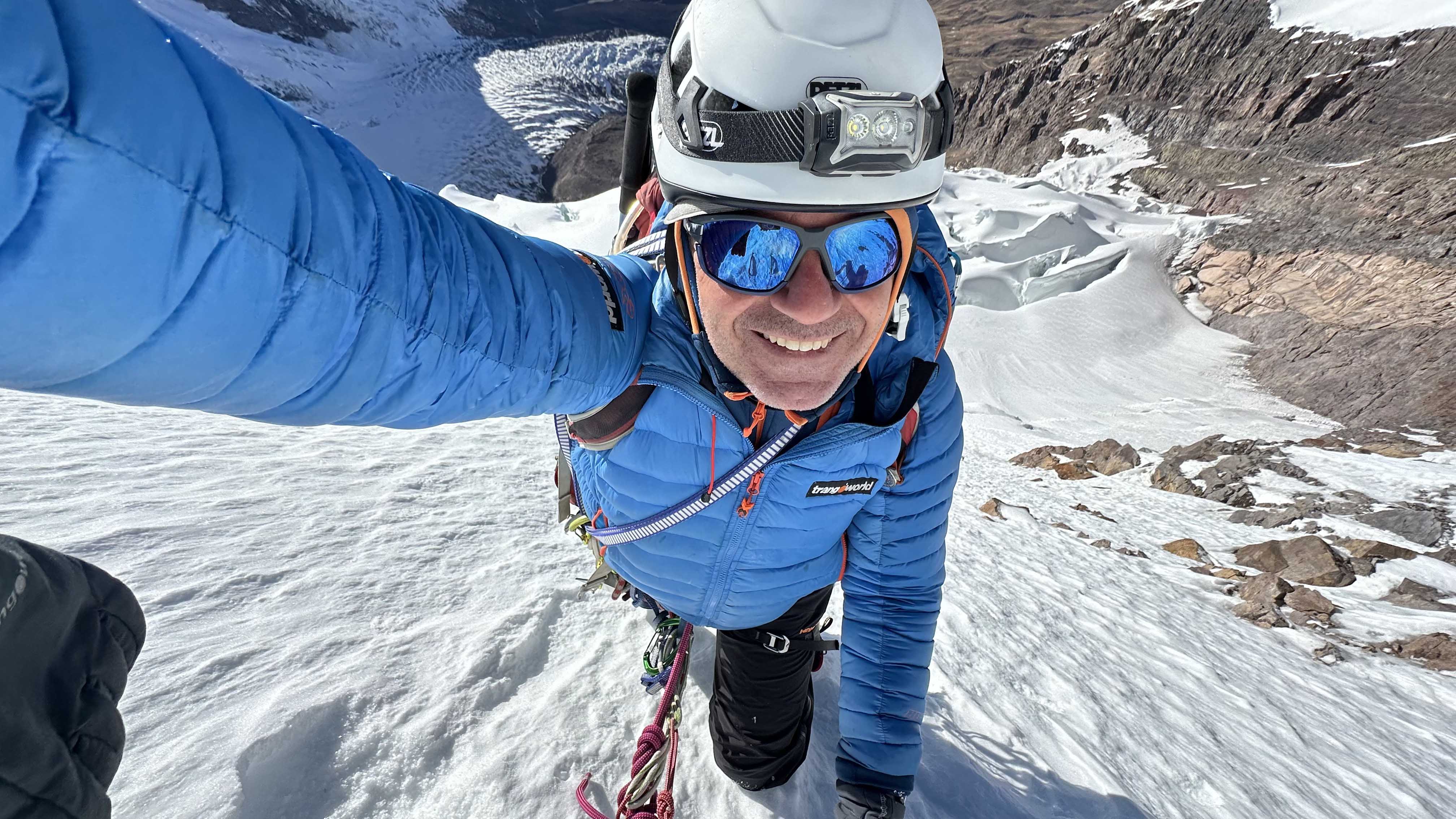 Juan Diego Amador escalando en el Ausangate Juan Diego Amador en una pared de hielo con equipamiento técnico de alpinismo durante una expedición