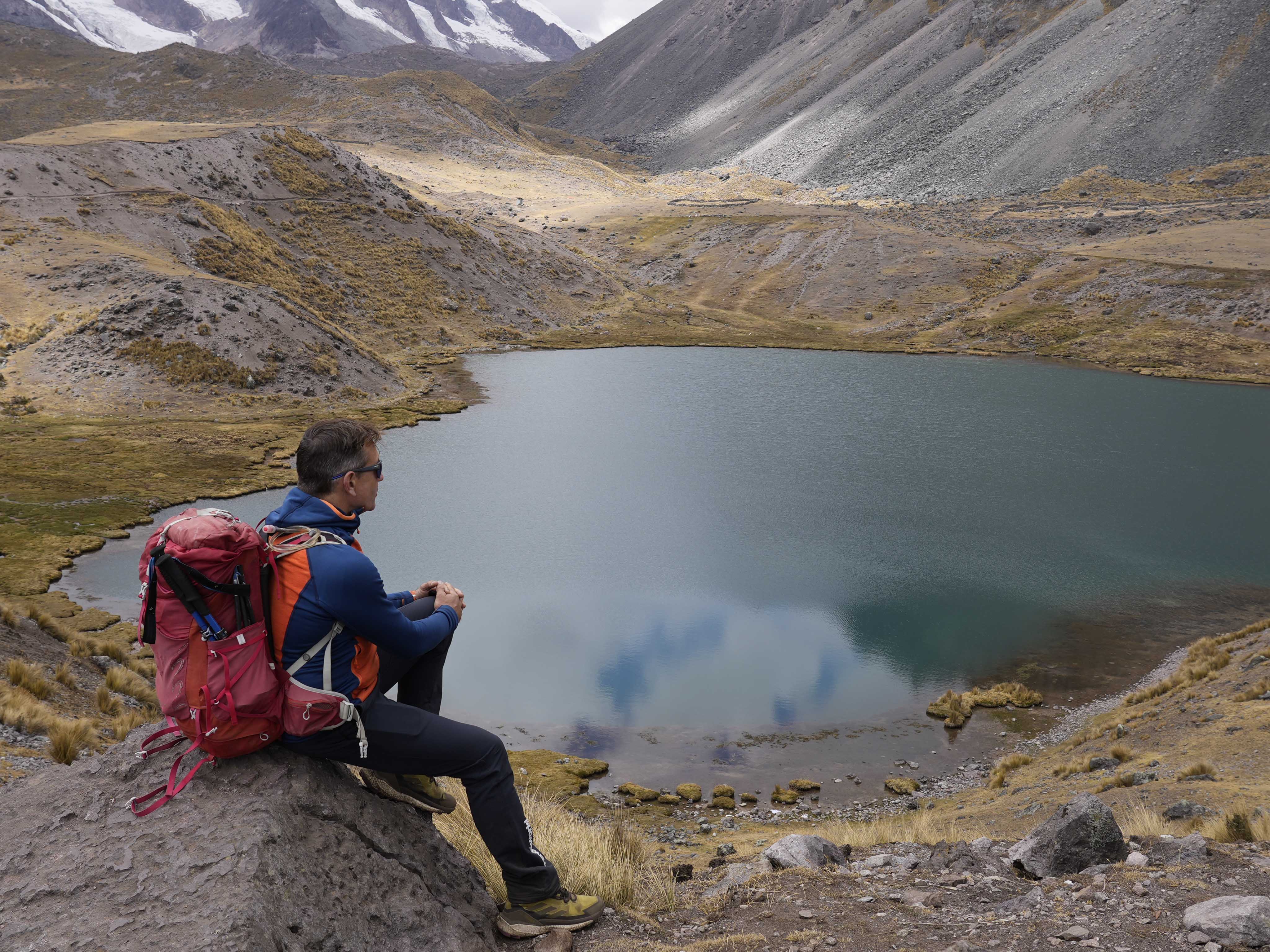Juan Diego Amador en el trekking del Ausangate Juan Diego Amador contemplando una laguna andina de alta montaña durante el trekking del Ausangate en los Andes peruanos